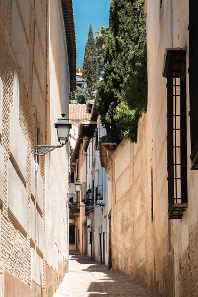 Granada,Spain. April 14, 2022: Architecture of the center of Granada on a summer day and blue sky. - Foto, afbeelding
