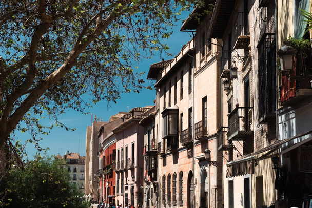 Granada, Hiszpania. 14 kwietnia 2022: Architektura centrum Granady w letni dzień i błękitne niebo. - Zdjęcie, obraz