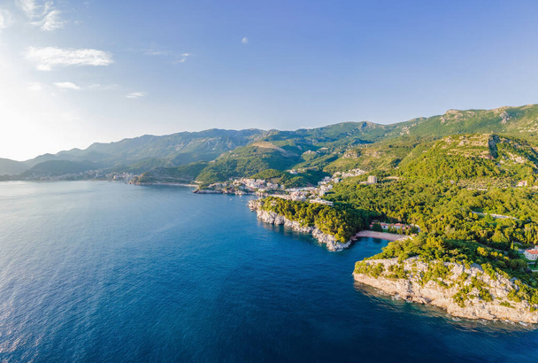 Queens Beach en Milocer, Montenegro. Vista aérea de las olas marinas y la fantástica costa rocosa, Montenegro. drone. - Foto, imagen