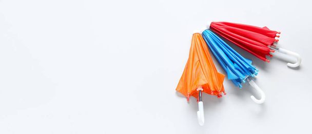 Διαφορετικές μίνι ομπρέλες σε ανοιχτό φόντο με χώρο για κείμενο - Φωτογραφία, εικόνα