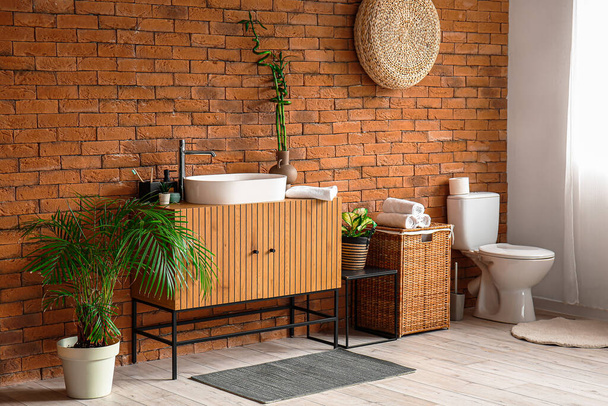 Interieur badkamer met wastafel, lades en toiletpot - Foto, afbeelding