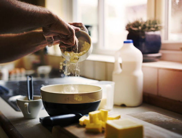 Mies sekoittamalla voi leivonnaiset leipomo käsite - Valokuva, kuva