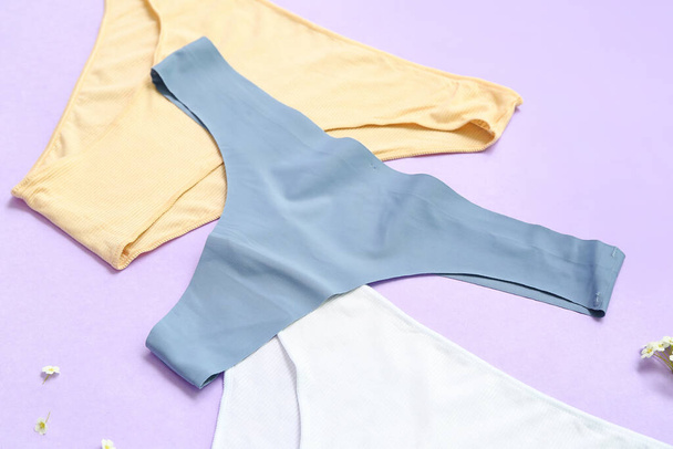 Sada stylové ženské kalhotky na barevném pozadí, detailní záběr - Fotografie, Obrázek