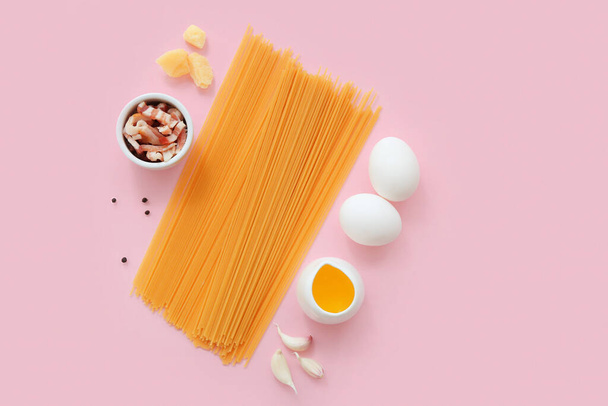 Ingredienti per gustosa pasta carbonara su fondo rosa - Foto, immagini
