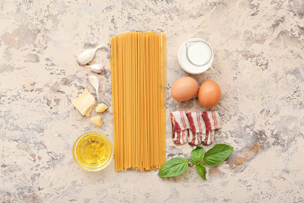 Ingrédients pour délicieuses pâtes carbonara sur fond de couleur - Photo, image