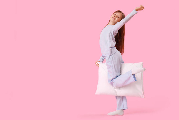 Κοριτσάκι με μαξιλάρι σε ροζ φόντο - Φωτογραφία, εικόνα