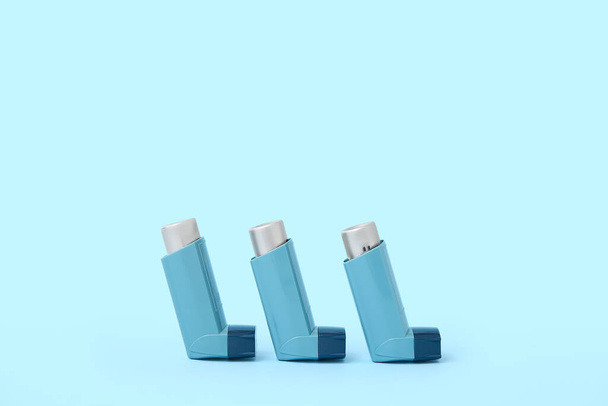 Asthma inhalers on blue background - Foto, Imagem