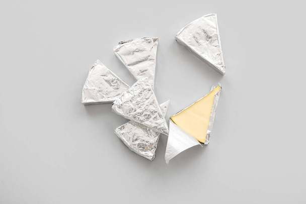 Трикутники смачного обробленого сиру на сірому фоні
 - Фото, зображення