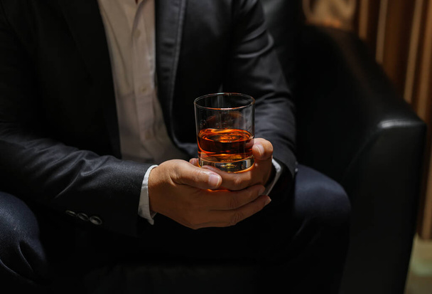 Closeup businessmen holding a glass of whiskey - Foto, Bild