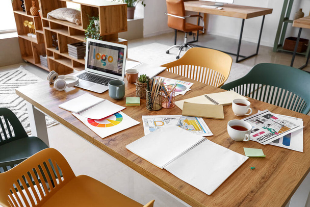 Pracoviště grafického designéra s notebookem v kanceláři - Fotografie, Obrázek