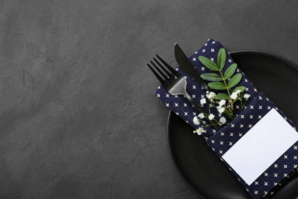 黒テーブルの上に空白の招待カードとジプシーの花と美しいテーブルの設定 - 写真・画像