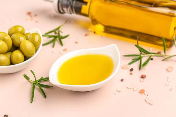 Bol à l'huile d'olive fraîche sur fond rose - Photo, image