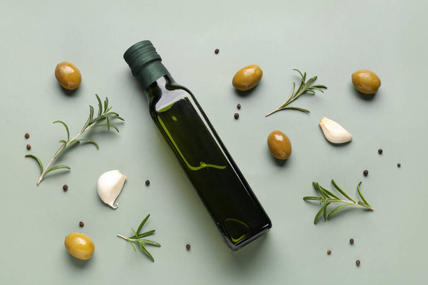 Пляшка оливкової олії на зеленому фоні
 - Фото, зображення
