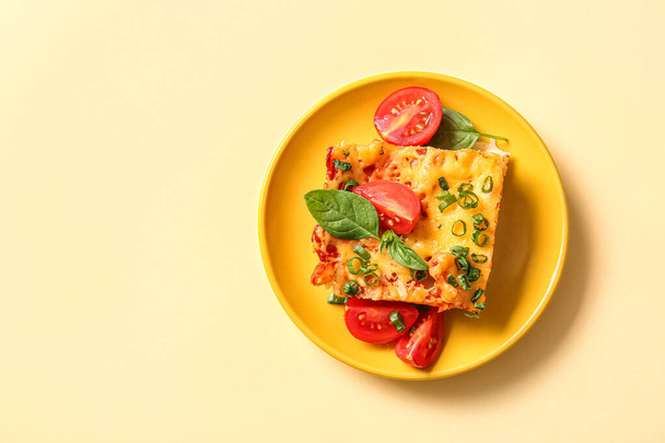 Plaat van pasta met tomatensaus en kaas op beige ondergrond - Foto, afbeelding