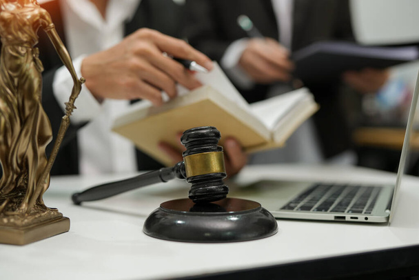 суддя на дерев'яному столі І досвідчені юристи зустрічаються з клієнтами і дають поради за лаштунками. юридичні послуги концепція юридичного консалтингу
 - Фото, зображення