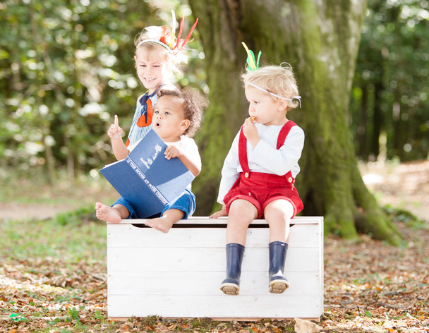 Дети читают вместе в лесу
 - Фото, изображение