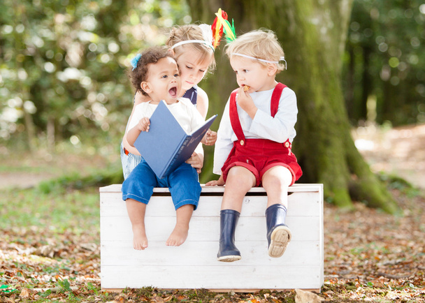 Діти читають разом у лісі
 - Фото, зображення
