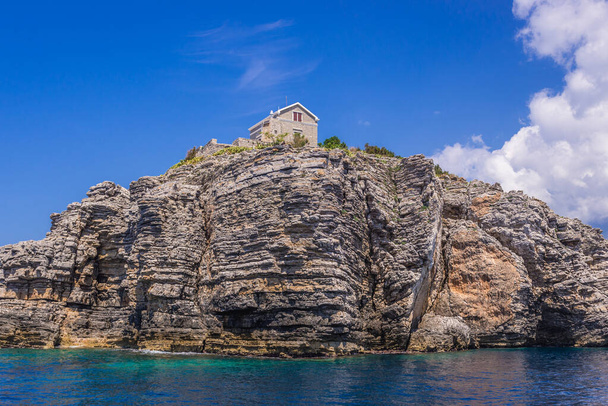 Wyspa Sveti Nikola na wybrzeżu Morza Adriatyckiego, Czarnogóra - Zdjęcie, obraz