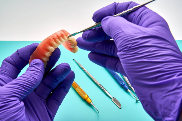 Zubní technik výroba nové zubní protetiky v laboratoři. - Fotografie, Obrázek