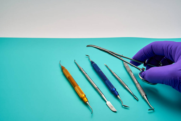 Narzędzia specjalisty protezy dentystycznej na powierzchni zieleni - Zdjęcie, obraz