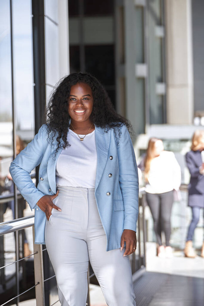 Empresaria afroamericana confiada posando en el distrito financiero, luciendo exitosa y profesional - Foto, imagen