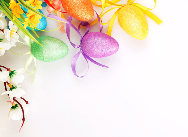 Oeufs de Pâques colorés avec des fleurs - Photo, image