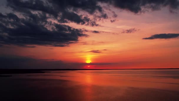 Roter Sonnenuntergang am See. Heißes Wetter bei Sonnenuntergang. Dramatischer roter Sonnenuntergang in der Wüste. Hitzewelle heiße Sonne. Klimawandel. Globale Erwärmung. - Filmmaterial, Video