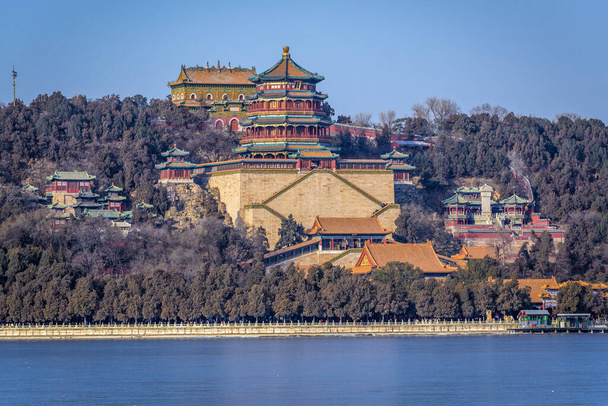 Hala Mądrości i Wieża Buddyjskiego Incensji na Wzgórzu Długości w Pałacu Letnim, Pekin, Chiny - Zdjęcie, obraz