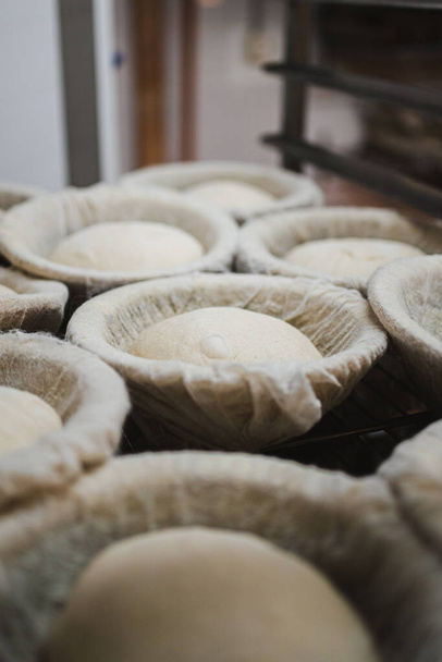 Pane rotondo impasti impermeabilizzazione in cesto di banneton in una panetteria - Foto, immagini