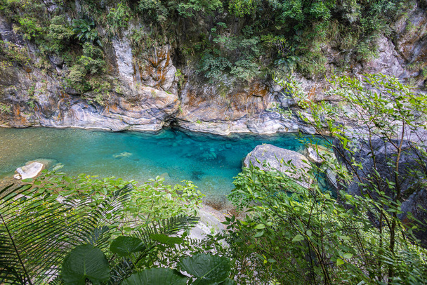 Shakadang μονοπάτι πεζοπορίας στο Εθνικό Πάρκο Taroko Ταϊβάν. Το προστατευόμενο ορεινό δασικό τοπίο πήρε το όνομά του από το ορόσημο Φαράγγι Taroko, σκαλισμένο από τον ποταμό Liwu. Ταϊβάν φυσικά θαύματα και κληρονομιά. - Φωτογραφία, εικόνα