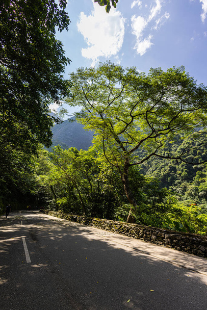 Shakadang trilha caminhadas no Parque Nacional Taroko Taiwan. A paisagem protegida da floresta montanhosa recebeu o nome do marco do desfiladeiro de Taroko, esculpido pelo rio Liwu. Taiwan maravilhas naturais e património. - Foto, Imagem
