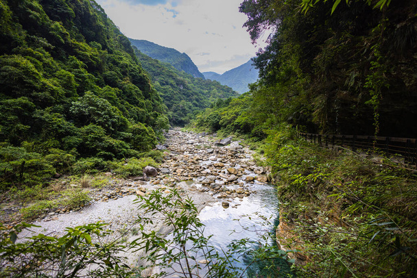 Shakadang, Taroko Ulusal Parkı Tayvan 'ında yürüyüş parkurunda. Liwu Nehri tarafından oyulmuş Taroko Geçidi 'nin adını alan koruma altındaki orman manzarası. Tayvan 'ın doğal harikaları ve mirası. - Fotoğraf, Görsel