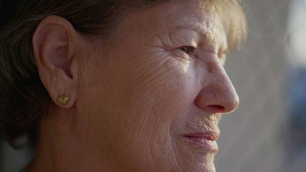 Cara de cerca de una anciana pensativa con arrugas. Personas mayores de 70 años en contemplación, pensando profundamente en la vida y la experiencia - Foto, imagen