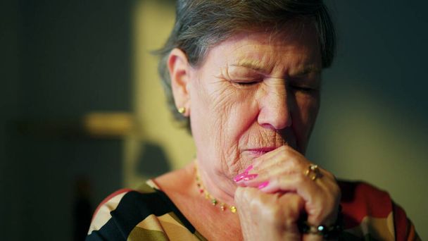 Старша жінка молиться Богу, близьке обличчя літньої Вірної Старенької Особи в Глибокій Молитві. Тема обговорення НАДІЇ - Фото, зображення