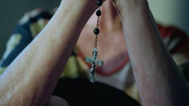 Католицька релігійна старша жінка Молитва Розарів має НАДІЮ і ВІРУ. Вдячна старша особа, яка молилася вдома - Фото, зображення