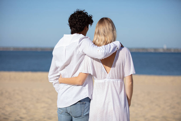 retrato de jovem casal vivo na praia - Foto, Imagem