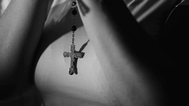 Close-Up of Catholic Cross and Rosary in Prayer Symbolizing Hope and Faith in Religious Spirituality in Black and White monochrome - Fotoğraf, Görsel