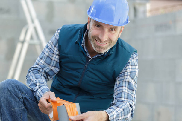 портрет строительного инспектора, смотрящего в камеру - Фото, изображение