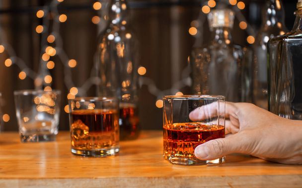 Bartender Serve Whiskey, on wood bar, - Zdjęcie, obraz