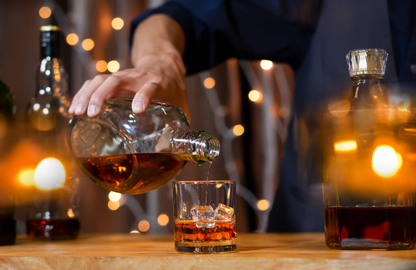 Bartender Serve Whiskey, on wood bar, - Valokuva, kuva