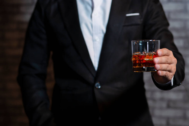 Szekrény üzletemberek kezében egy pohár whiskey - Fotó, kép