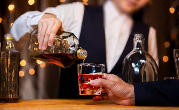 Barkeeper servieren Whiskey auf Holzriegel,  - Foto, Bild