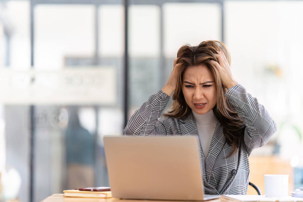 Kobieta z bólem głowy, wypaleniem i stresem w związku z marketingiem w mediach społecznościowych lub terminem firmy. Lęk, wyczerpany i zmęczony web lub online ekspert reklamowy z migreną. - Zdjęcie, obraz