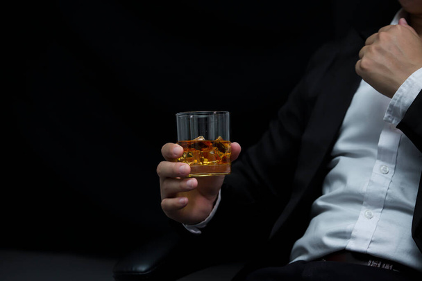 Biznesmeni z bliska trzymający szklankę whisky - Zdjęcie, obraz