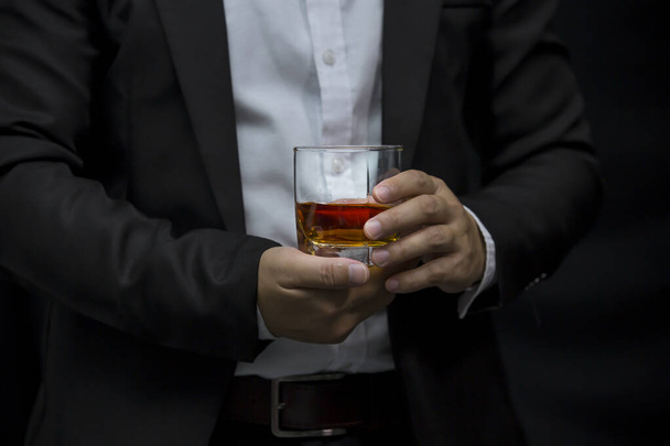 Closeup businessmen holding a glass of whiskey - Φωτογραφία, εικόνα