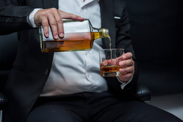 Szekrény üzletemberek kezében egy pohár whiskey - Fotó, kép