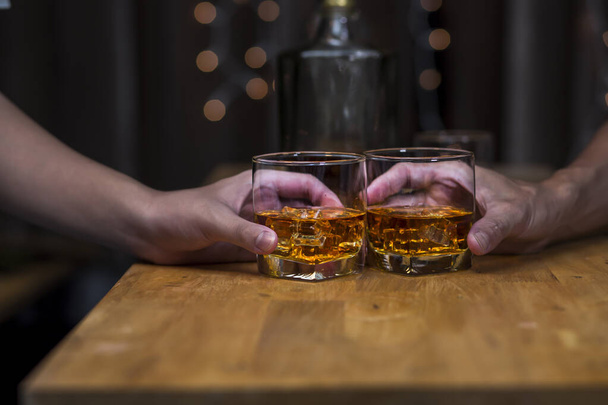 whisky, pour une soirée conviviale dans un bar ou un restaurant. - Photo, image