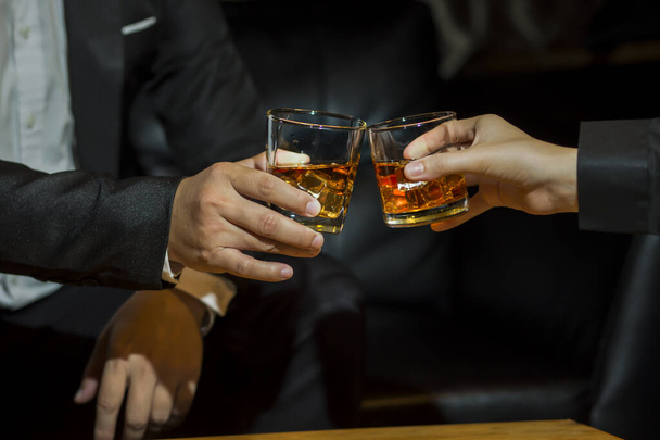 whiskey, for a friendly party in a bar or a restaurant. - 写真・画像