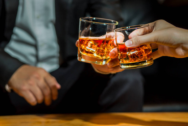 Whisky, für eine freundliche Party in einer Bar oder einem Restaurant. - Foto, Bild