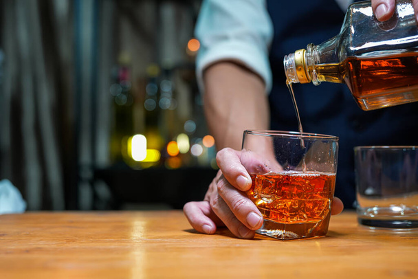 Barman Servir Whiskey, na barra de madeira,  - Foto, Imagem